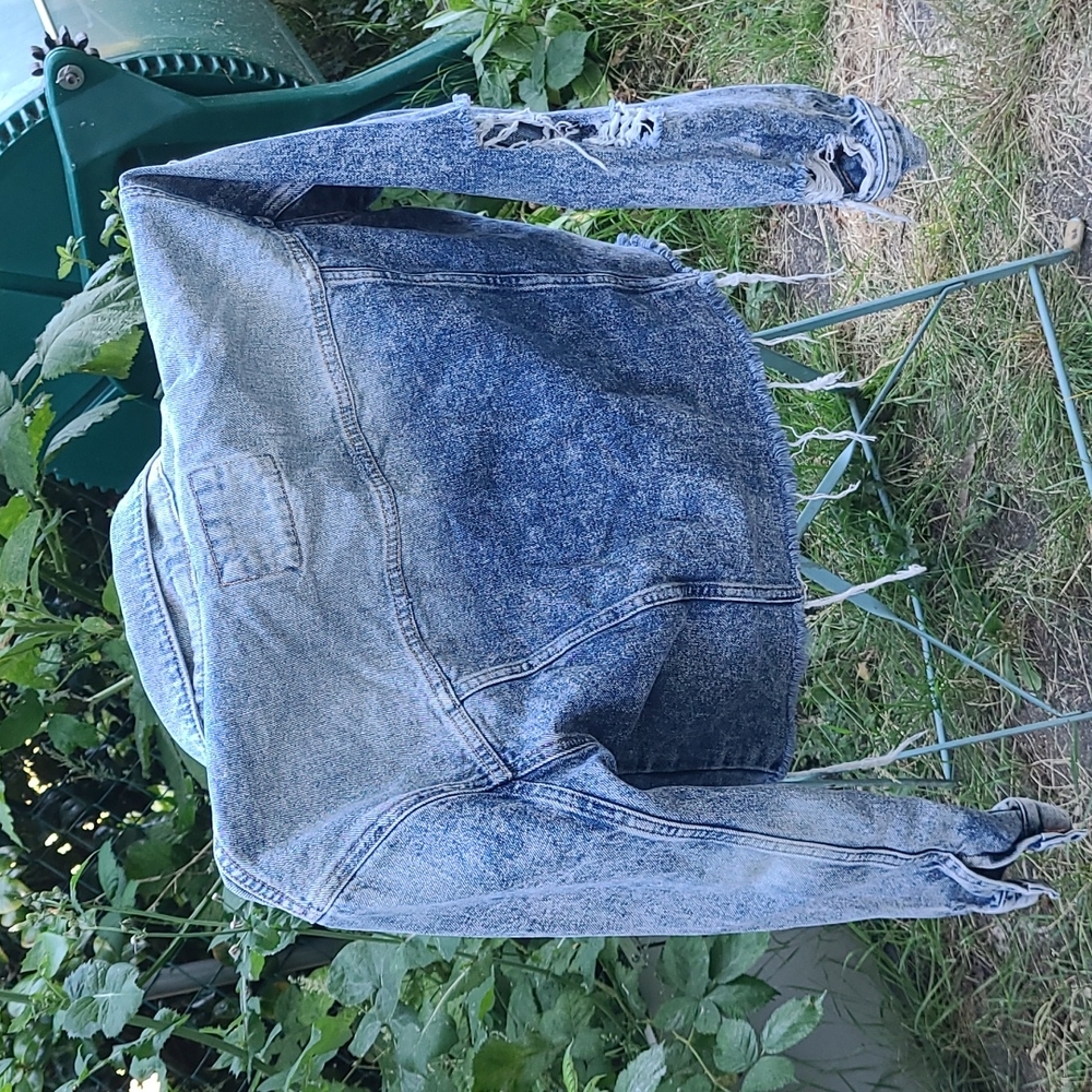 FOREVER 21 distressed, cropped acid wash jean jacket. S